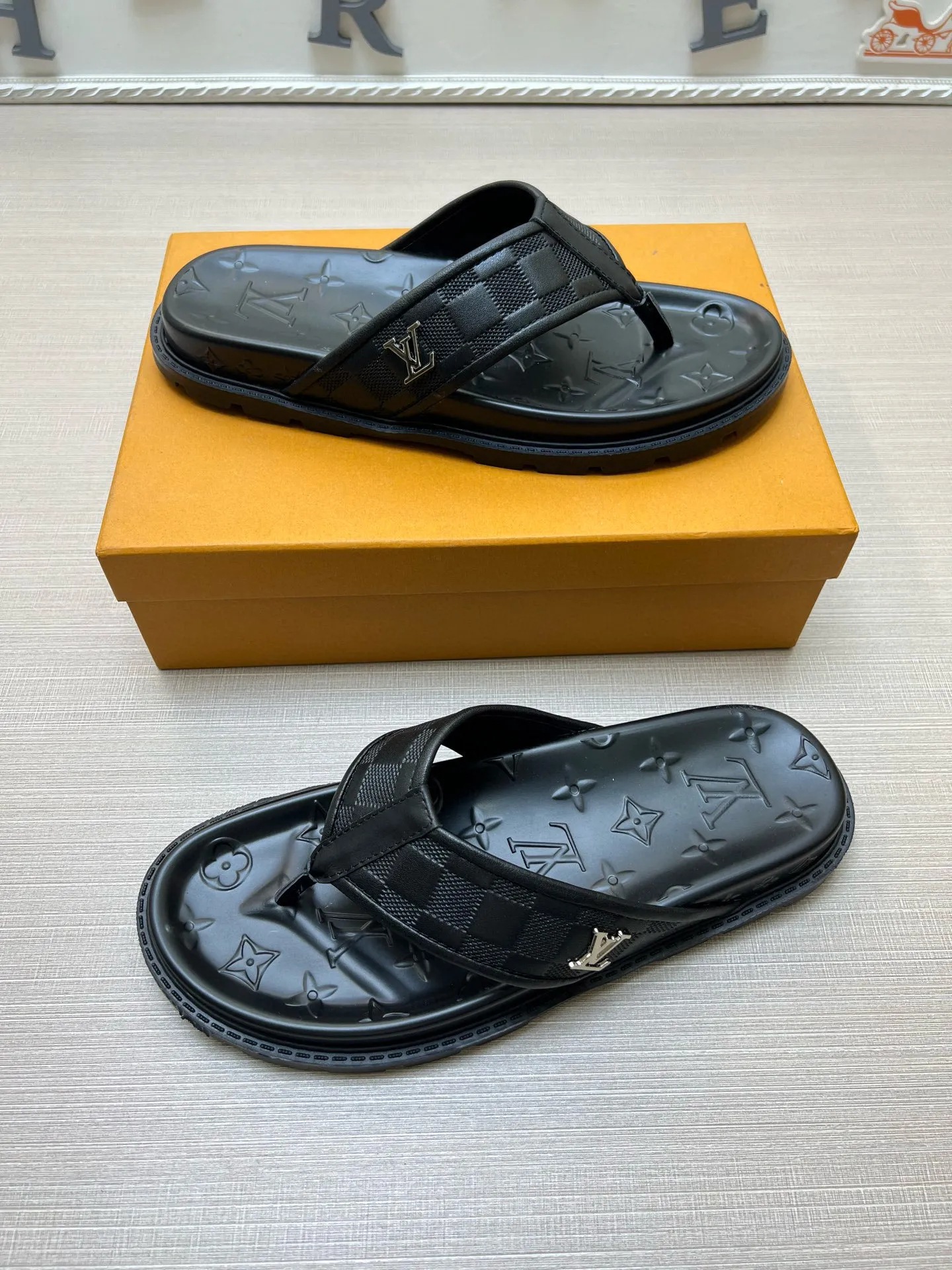 P270🏆Louis Vuitton 🏆[Louis Vuitton] Spring/Summer 2025 [Men's Flip Flops] 🎯🎯As an active family in the fashion industry ⭐ Lv is characterized by bold innovation ⚡Create this casual business style for Chinese fashionable men ✨The fabric is made of imported high-grade cowhide 🔥 Clean and neat ⚡Fashionable and elegant🌹Breathable, sweat-absorbent and deodorant👈So luxurious, high-end and domineering. 👍Must be sold if you repost the picture. Number of yards: 38--46. Color: 🎉 For large quantities. Welcome to repost.